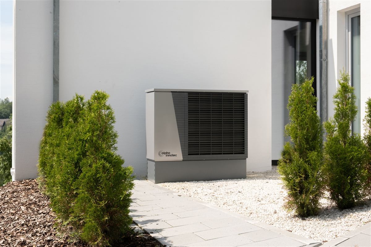 Heat pump outdoor unit operating in cold weather